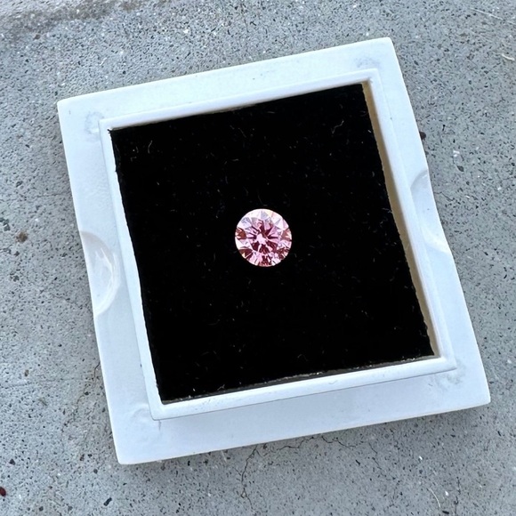 Pink labgeown round diamond (just the diamond)